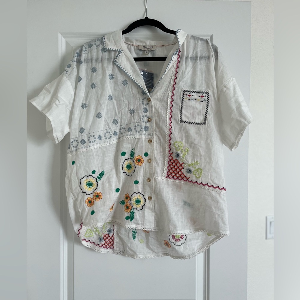 NWT, white linen top with embroidery, TRU LUXE, size M